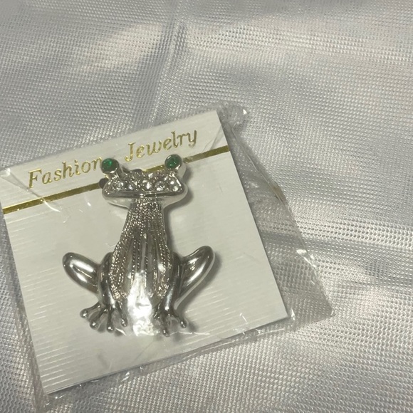 Jewelry Silver Brooch Frog with green eyes. - Picture 5 of 5